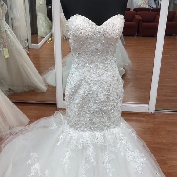 Ivory wedding gown with rhinestones and corset tie - Picture 2 of 7